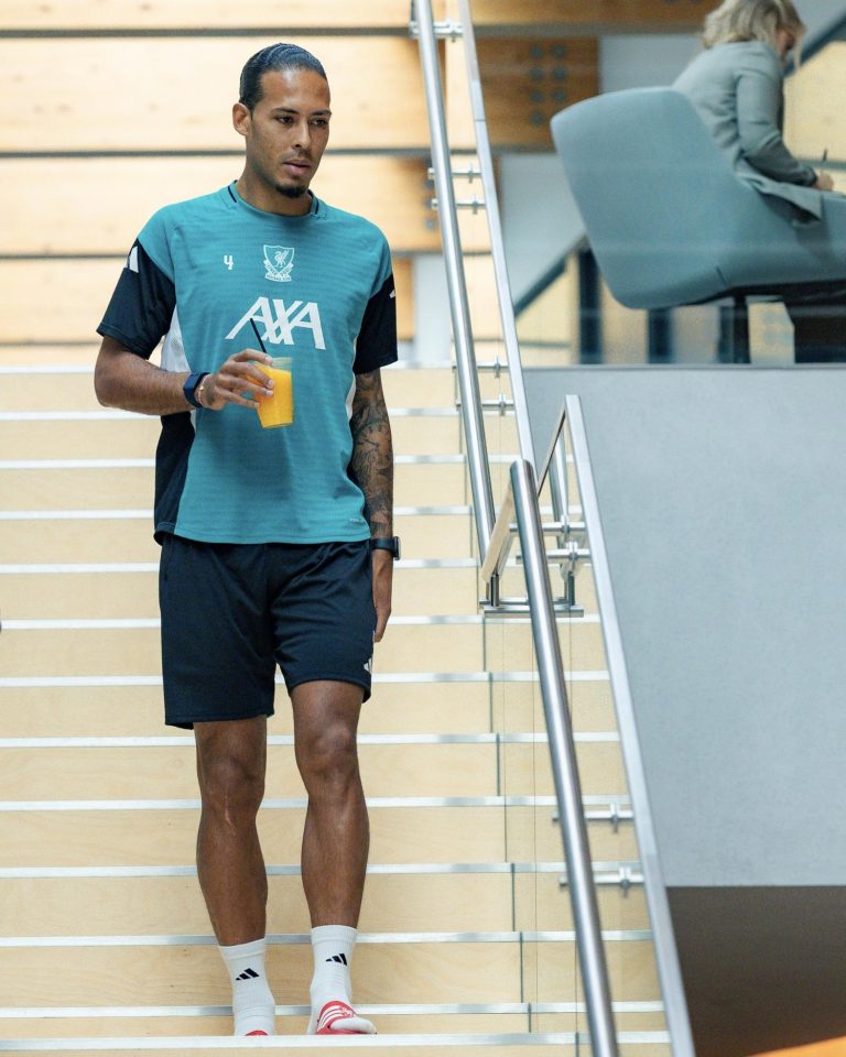 ฟาน ไดก์ - ชื่นชม เคอร์เคซ โซโบสไล ช่วยเพิ่งขุมพลังให้หงส์แดง